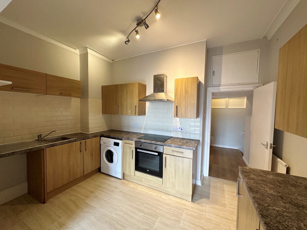 Lot: 57 - THREE-BEDROOM FIRST FLOOR FLAT WITH FRONT GARDEN & BALCONY - Kitchen